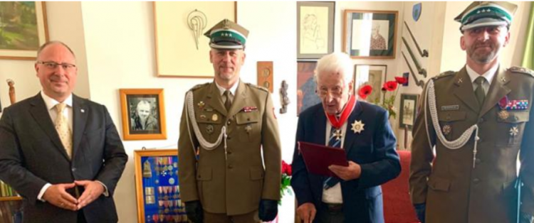 Płk Stanisław Żurakowski odznaczony Krzyżem Komandorskim z Gwiazdą Orderu Odrodzenia Polski. Źródło: Ministerstwo Kultury i Dziedzictwa Narodowego