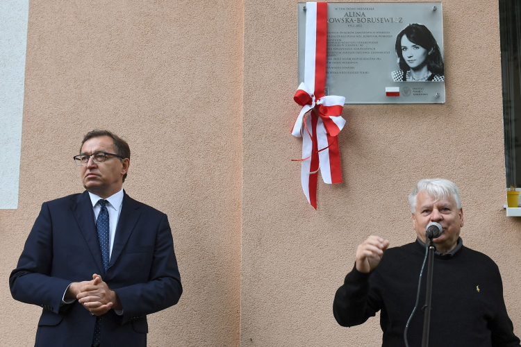 Gdańsk, 31.08.2020. Prezes IPN Jarosław Szarek i wicemarszałek Senatu, działacz opozycji antykomunistycznej Bogdan Borusewicz podczas odsłonięcia tablicy pamięci Aliny Pienkowskiej-Borusewicz. Fot. PAP/M. Gadomski