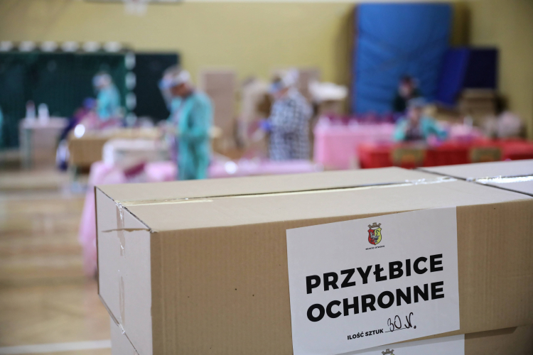 Otwock, 27.04.2020. Koronawirus w Polsce. Przyłbice ochronne montowane na terenie placówki przez pracowników szkoły numer 4 w Otwocku. PAP/L. Szymański