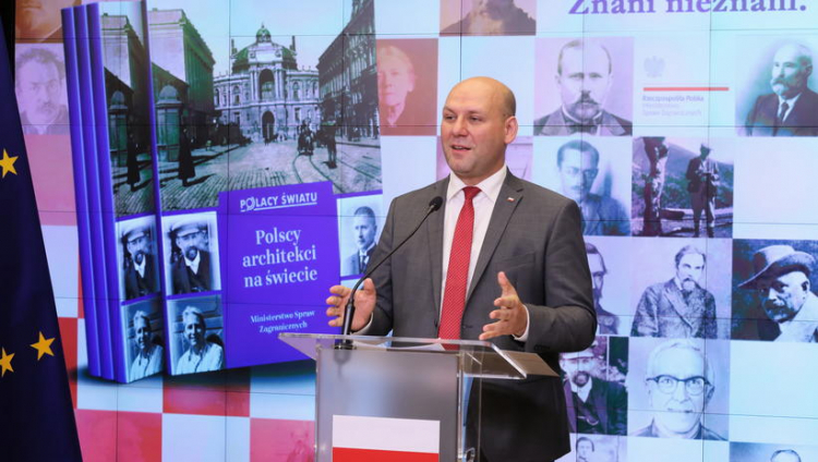 Warszawa, 21.07.2020. Wiceminister spraw zagranicznych Szymon Szynkowski vel Sęk podczas konferencji prasowej nt. promocji dwóch publikacji MSZ „Polacy Światu. Znani nieznani” oraz „Polscy Architekci na świecie”. Fot. PAP/P. Supernak