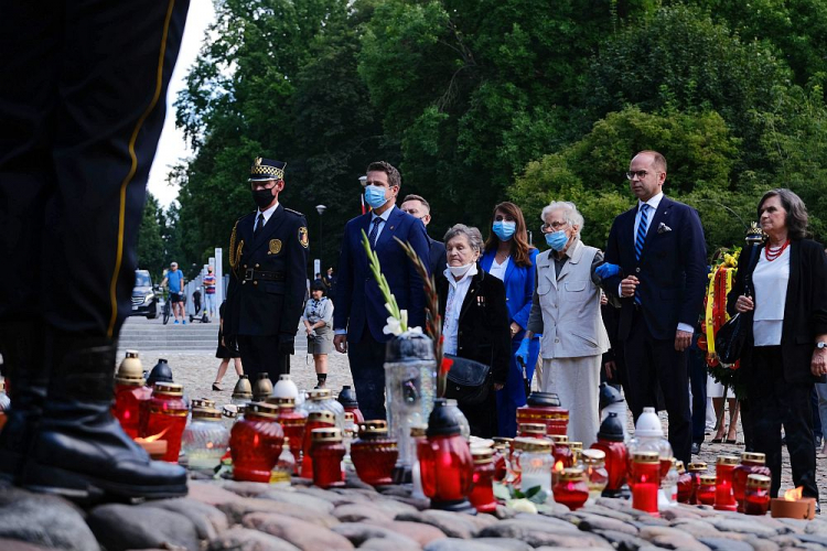 Prezydent Warszawy Rafał Trzaskowski (2L) oraz uczestniczka Powstania Wanda Traczyk-Stawska (4L) podczas uroczystości przed pomnikiem „Polegli-Niepokonani”. Warszawa, 01.08.2020. Fot. PAP/M. Marek