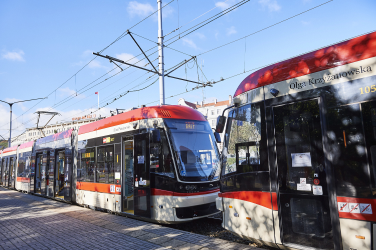 Dwa gdańskie tramwaje, którym uroczyście nadano imiona działaczki opozycyjnej w latach PRL Aliny Pienkowskej oraz działaczki społecznej Olgi Krzyżanowskiej. Fot. PAP/A. Warżawa