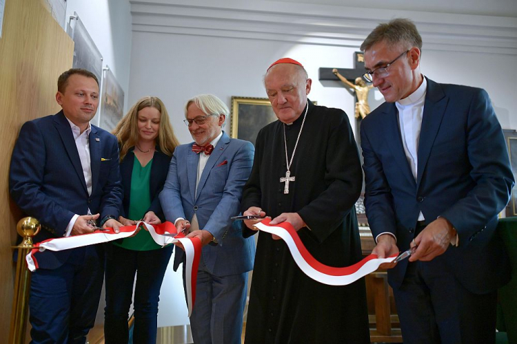 Rektor UKSW ks. prof. dr hab. Stanisław Dziekoński (P), metropolita warszawski kard. Kazimierz Nycz (2P), wiceminister nauki i szkolnictwa wyższego Wojciech Maksymowicz (C), zastępca dyrektora Narodowego Instytutu Muzealnictwa i Ochrony Zbiorów Katarzyna Zielonka-Kołtońska (2L), dyrektor Narodowego Centrum Kultury Rafał Wiśniewski (L) podczas poświęcenia odnowionej kaplicy oraz otwarcia muzeum stacjonarnego Uniwersytetu Kardynała Stefana Wyszyńskiego w Warszawie. Fot. PAP/M. Obara