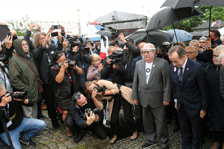 Gdańsk, 31.08.2020. Marszałek Senatu Tomasz Grodzki oraz były prezydent, jeden z założycieli i wieloletni lider NSZZ „Solidarność” Lech Wałęsa podczas symbolicznego otwarcia Bramy nr 2 Stoczni Gdańskiej. Fot. PAP/A. Warżawa