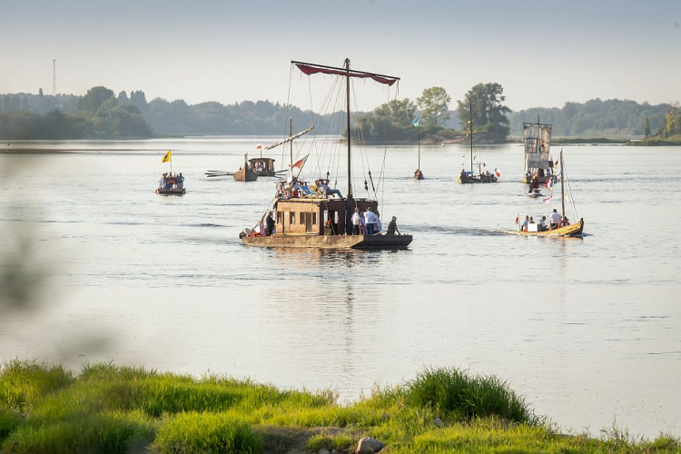 Parada statków i łodzi podczas Festiwalu Wisły. Bobrowniki, 14.08.2020. Fot. PAP/T. Żmijewski