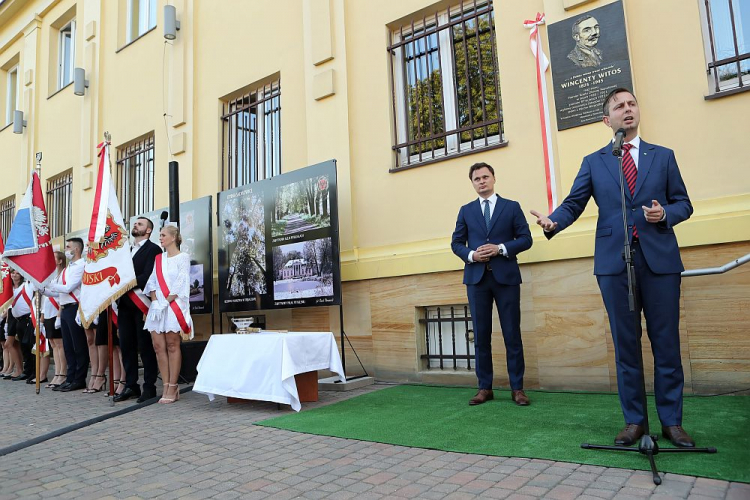 Prezes PSL Władysław Kosiniak-Kamysz (P), wicewojewoda łódzki Krzysztof Ciecióra (2P) podczas uroczystego odsłonięcia tablicy pamiątkowej Wincentego Witosa przed Starostwem Powiatowym w Rawie Mazowieckiej. Fot. PAP/R. Zawistowski