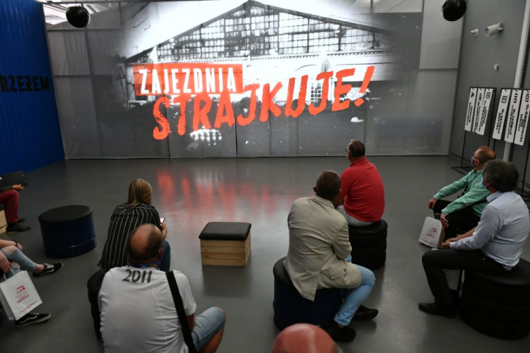 Wrocław, 25.08.2020. Wystawa „Zajezdnia strajkuje” w Centrum Historii Zajezdnia. Wystawa jest głównym punktem obchodów 40. rocznicy powstania NSZZ „Solidarność” we Wrocławiu. Fot. PAP/M. Kulczyński