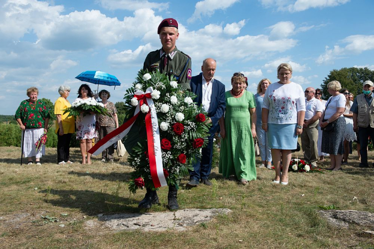 Prezes Związku Polaków na Litwie Michał Mackiewicz (C-P) podczas obchodów Święta Wojska Polskiego i 100. rocznicy Bitwy Warszawskiej. 15.08.2020. Fot. PAP/V. Doveiko