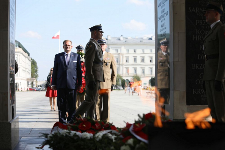 Szef Urzędu do Spraw Kombatantów i Osób Represjonowanych Jan Józef Kasprzyk (L) składa kwiaty przed Grobem Nieznanego Żołnierza podczas uroczystości 100. rocznicy bitwy niemeńskiej. Warszawa, 25.09.2020. Fot. PAP/L. Szymański