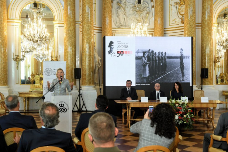  Warszawa, 08.09.2020. Córka gen. Andersa Anna Maria Anders (L), członek Kolegium Instytutu Pamięci Narodowej Tadeusz Wolsza (2L), dyrektor wrocławskiego oddziału IPN Włodzimierz Suleja (2P) oraz wykładowca Uniwersytetu Wrocławskiego prof. Małgorzata Misiak (P) podczas konferencji „Generał Władysław Anders. Żołnierz i polityk - w 50. rocznicę śmierci” na Zamku Królewskim w Warszawie. Fot. PAP/R. Pietruszka