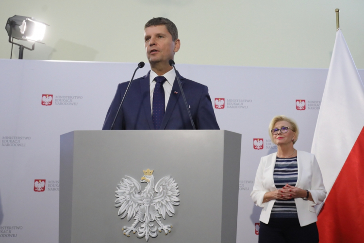  Warszawa, 23.09.2020. Minister edukacji narodowej Dariusz Piontkowski (L) i sekretarz stanu w Ministerstwie Edukacji Narodowej Marzena Machałek (P) podczas konferencji prasowej, 23 bm. w siedzibie resortu w Warszawie. Tematem konferencji ma być sprzęt komputerowy dla szkół. Fot. PAP/P. Supernak