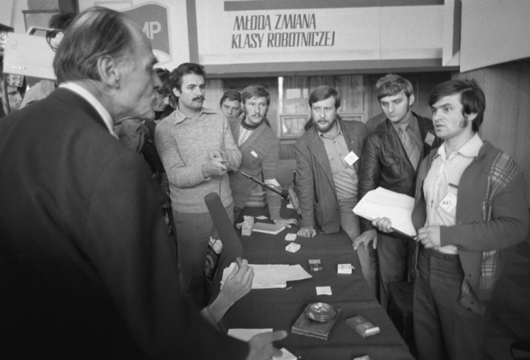 Jastrzębie-Zdrój 2-3.09.1980. Strajk w Kopalni Węgla Kamiennego Manifest Lipcowy. Negocjacje między Komisją Rządową a Prezydium Międzyzakładowego Komitetu Strajkowego. Fot. PAP/B. Różyc