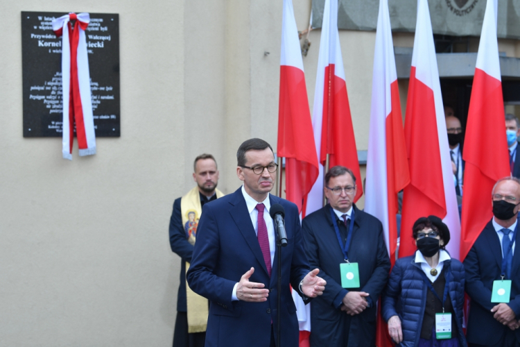 Warszawa, 30.09.2020. Premier Mateusz Morawiecki (2L) oraz prezes Instytutu Pamięci Narodowej Jarosław Szarek (3L) podczas uroczystości odsłonięcia tablicy upamiętniającej Kornela Morawieckiego oraz działaczy Solidarności Walczącej, 30 bm. w Muzeum Żołnierzy Wyklętych i Więźniów Politycznych PRL w Warszawie. Fot. PAP/R. Pietruszka