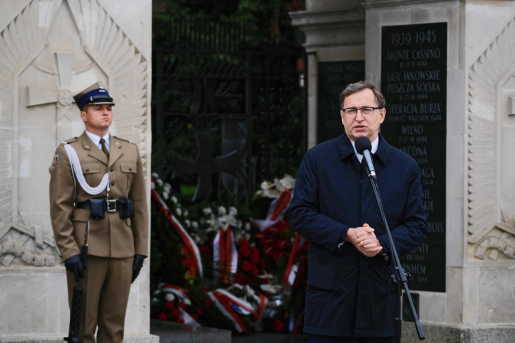 Warszawa, 02.09.2020. Prezes IPN Jarosław Szarek (P) podczas Apelu Pamięci połączonego ze składaniem wieńców przed Grobem Nieznanego Żołnierza w Warszawie, w ramach uroczystości z okazji obchodów 75. rocznicy powołania Zrzeszenia Wolność i Niezawisłość – cywilno-wojskowej organizacji konspiracyjnej. Fot. PAP/M. Marek