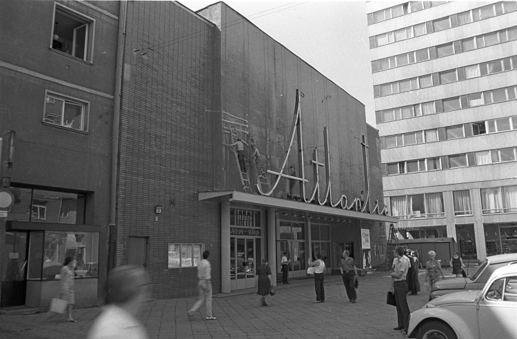 Warszawa ok. 1970. Kino Atlantic.  PAP/L. Wawrynkiewicz