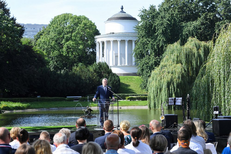 Wicepremier, minister kultury i dziedzictwa narodowego Piotr Gliński podczas inauguracji Narodowego Czytania „Balladyny” w Ogrodzie Saskim w Warszawie. Fot. PAP/R. Pietruszka