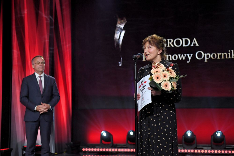 Reżyser Alina Czerniakowska oraz wiceminister kultury i dziedzictwa narodowego Jarosław Sellin podczas gali zamknięcia XII Festiwalu Filmowego „Niepokorni Niezłomni Wyklęci”. Fot. PAP/M. Gadomski