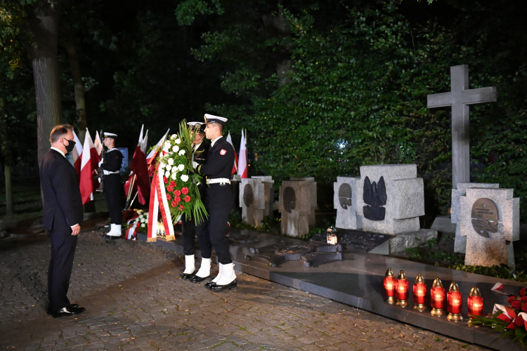 Gdańsk, 01.09.2020. Prezydent Andrzej Duda podczas uroczystości złożenia kwiatów i zniczy na Cmentarzu Żołnierzy Wojska Polskiego na Westerplatte. PAP/A. Warżawa