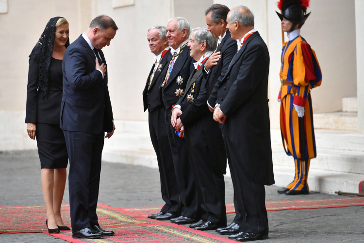 Watykan, 25.09.2020. Prezydent RP Andrzej Duda oraz pierwsza dama Agata Kornhauser-Duda na dziedzińcu św. Damazego po przybyciu do Watykanu.  PAP/P. Nowak