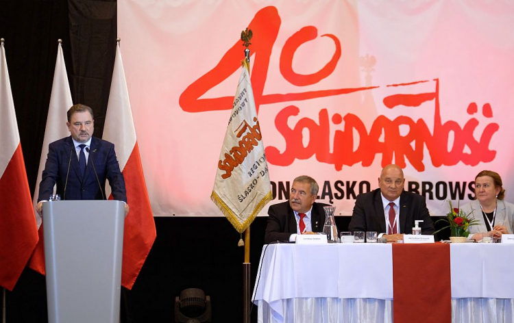 Przewodniczący NSZZ „Solidarność” Piotr Duda (L) przemawia podczas nadzwyczajnej sesji Walnego Zebrania Delegatów Regionu Śląsko-Dąbrowskiego związku. Zabrze, 03.09.2020. Fot. PAP/A. Grygiel