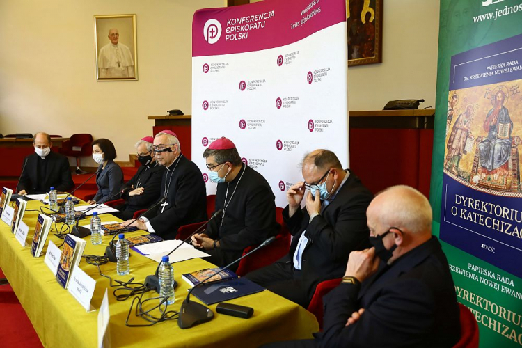 Od lewej: rzecznik KEP ks. Leszek Gęsiak, konsultor Komisji Wychowania Katolickiego KEP prof. dr hab. Anna Zellma, bp Marek Mendyk, przewodniczący Komisji Episkopatu Polski abp Stanisław Gądecki, przewodniczący Komisji Wychowania Katolickiego KEP bp Wojciech Osial, kierownik Katedry Katechetyki Szczegółowej KUL ks. prof. Andrzej Kiciński i dyrektor wydawnictwa „Jedność” ks. Leszek Skorupa podczas konferencji prasowej nt. „Dyrektorium o katechizacji”. Fot. PAP/R. Guz