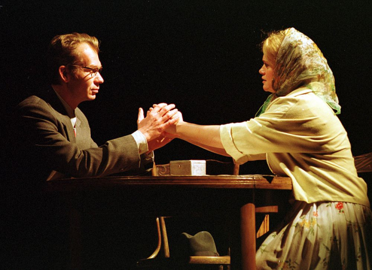 Katarzyna Figura i Mirosław Baka w jednej ze scen spektaklu „Hanemann” w reż. Izabelli Cywinskiej w gdańskim Teatrze Wybrzeże. 2002 r. Fot. PAP/S. Kraszewski