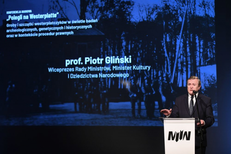 Gdańsk, 01.09.2020. Wicepremier, minister kultury Piotr Gliński podczas konferencji naukowej „Polegli na Westerplatte. Groby i szczątki westerplatczyków w świetle badań archeologicznych, genetycznych i historycznych oraz w kontekście procedur prawnych”. Fot. PAP/A. Warżawa