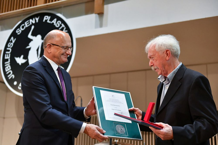 Prof. Leszek Mądzik (P) i dr Krzysztof Żuk podczas uroczystości z okazji jubileuszu 50-lecia Sceny Plastycznej KUL. Lublin, 25.09.2020. Fot. PAP/W. Jargiło