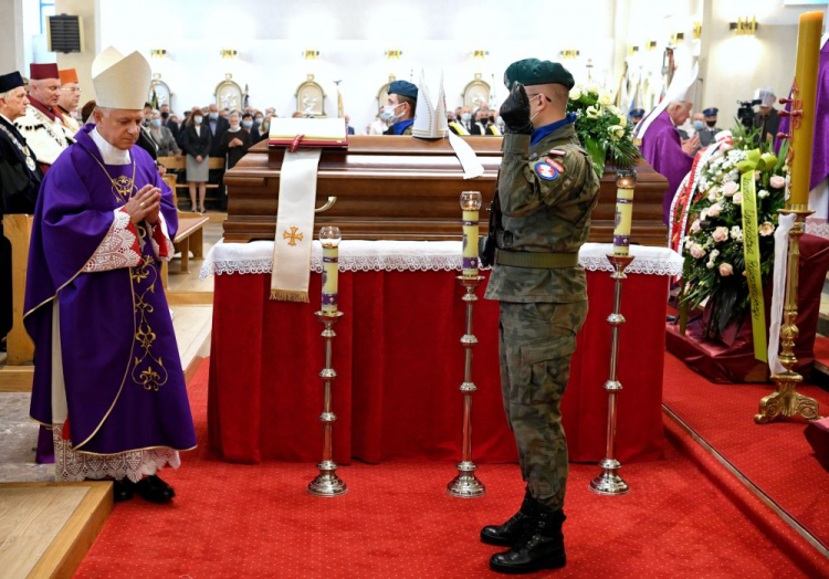 Lubaczów, 08.09.2020. Metropolita lwowski ks. abp Mieczysław Mokrzycki (L) podczas mszy żałobnej w intencji ks. kard. Mariana Jaworskiego w konkatedrze w Lubaczowie. Fot. PAP/D. Delmanowicz 