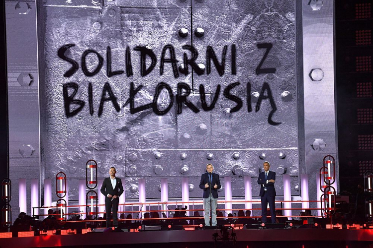 Premier Mateusz Morawiecki (2P) podczas koncertu „Solidarni z Białorusią” na PGE Narodowym w Warszawie. Fot. PAP/R. Pietruszka