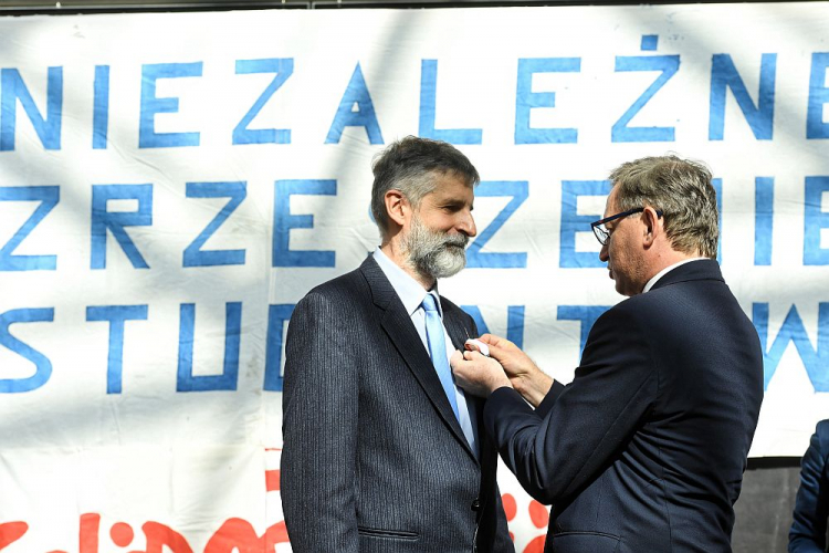 Prezes IPN Jarosław Szarek (P) i odznaczony Krzyżem Wolności i Solidarności Dariusz Walusiak. Kraków, 18.09.2020. Fot. PAP/J. Bednarczyk