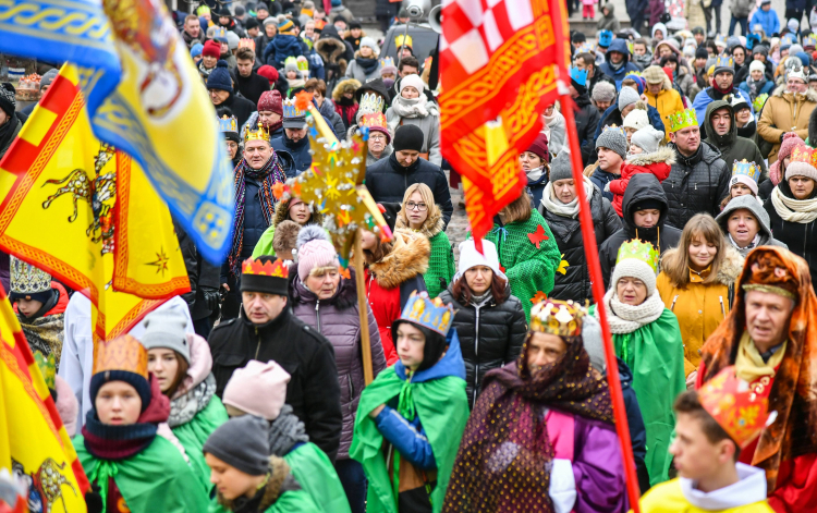 azimierz Dolny, 06.01.2020. Orszak Trzech Króli na rynku w Kazimierzu Dolnym.  PAP/W. Jargiło