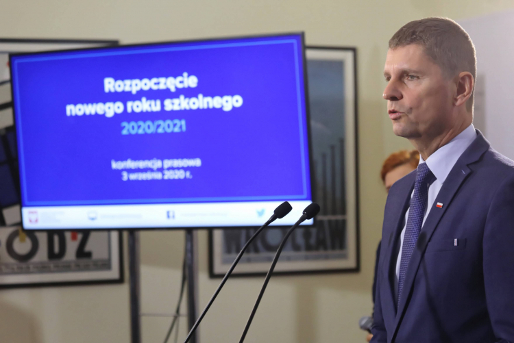 Warszawa, 03.09.2020. Minister edukacji narodowej Dariusz Piontkowski podczas konferencji prasowej "Początek nowego roku szkolnego 2020/2021. Bezpieczny powrót uczniów do szkół". Fot. PAP/T. Gzell