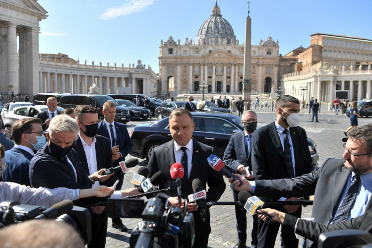 Prezydent RP Andrzej Duda (C) podczas konferencji prasowej przed Bazyliką św. Piotra w Watykanie po spotkaniu z papieżem Franciszkiem. 25.09.2020. Fot. PAP/P. Nowak