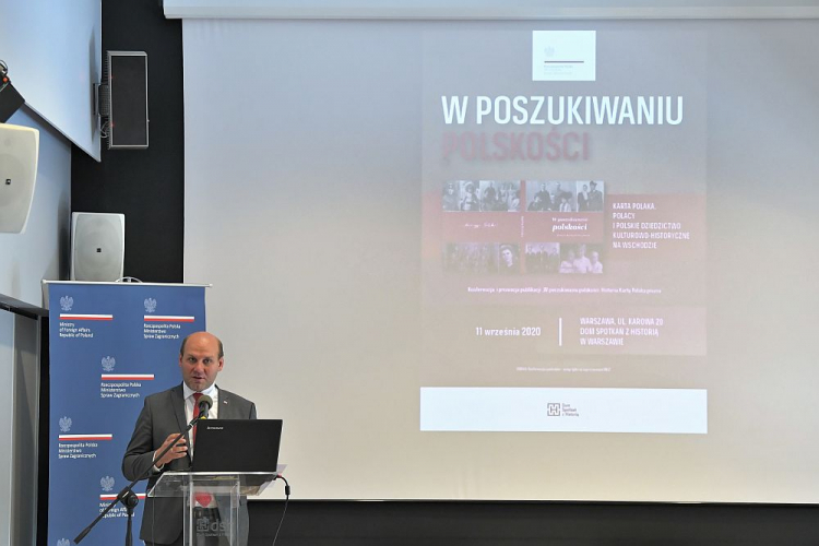 Wiceminister spraw zagranicznych Szymon Szynkowski vel Sęk podczas konferencji „W poszukiwaniu polskości. Karta Polaka, Polacy i polskie dziedzictwo kulturowo-historyczne na Wschodzie”. Fot. PAP/R. Pietruszka