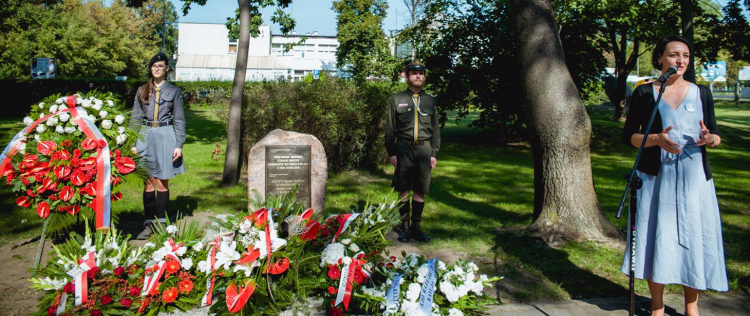 Upamiętnienie rodziny Banaszków zamordowanych za pomoc Żydom. Wiceminister kultury i dziedzictwa narodowego Magdalena Gawin (P). Fot. Instytut Pileckiego/P. Mic. Źródło: www.gov.pl