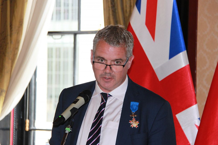 Roger Moorhouse uhonorowany Krzyżem Kawalerskim Orderu Zasługi RP. Źródło: Ambasada RP w Londynie
