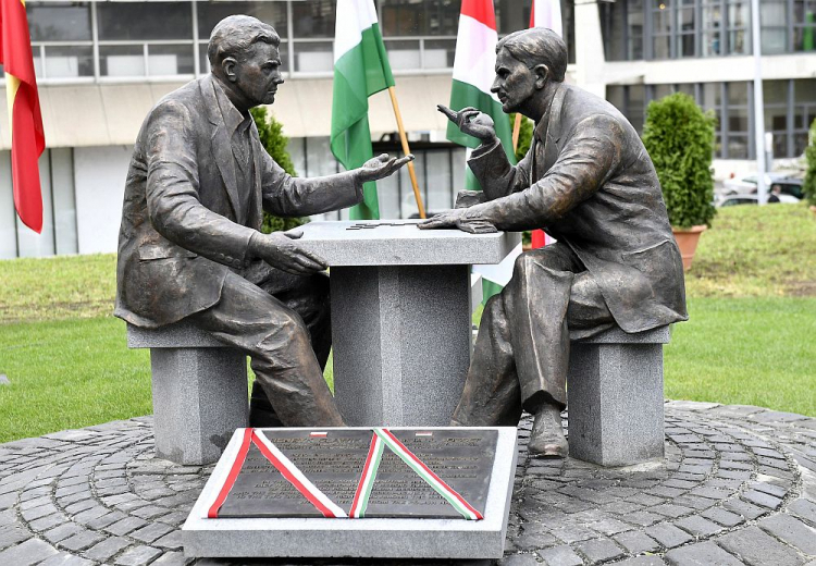 Pomnik Henryka Sławika i Jozsefa Antalla seniora w Budapeszcie. 2017 r. Fot. PAP/MTI/EPA/T. Illyes