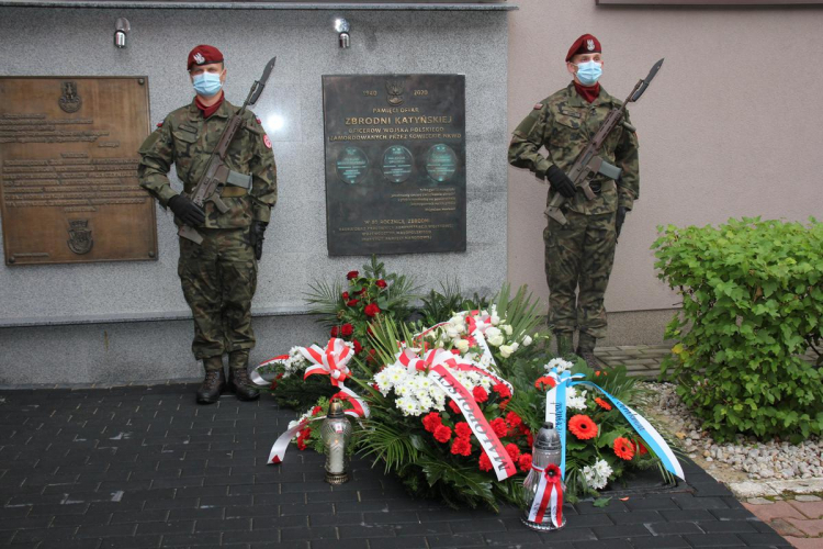 Tablica upamiętniająca oficerów WP zamordowanych przez NKWD. Źródło: Wojewódzki Sztab Wojskowy w Krakowie