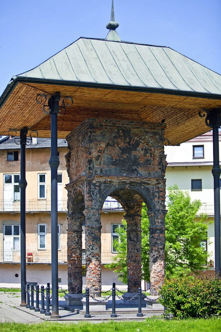 Bima, fragment po stojącej w tym miejscu starej synagodze w Tarnowie. Fot. PAP/J. Ochoński