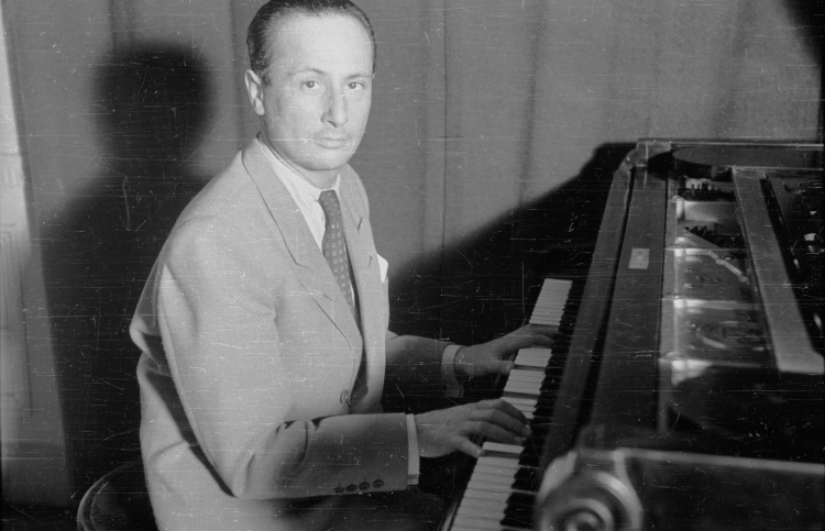 Warszawa, 1946.08. Kompozytor, pianista Władysław Szpilman w siedzibie rozgłośni Polskiego Radia w Alejach Ujazdowskich 31. Fot. PAP/S. Dąbrowiecki