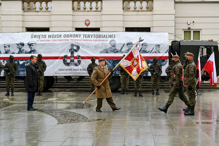 Minister obrony narodowej Mariusz Błaszczak (2L) oraz dowódca 6 Mazowieckiej Brygady Obrony Terytorialnej płk Przemysław Owczarek (C) podczas obchodów święta Wojsk Obrony Terytorialnej w Radomiu. Podczas uroczystości szef MON wręczył Brygadzie sztandar wojskowy. Fot. PAP/P. Polak
