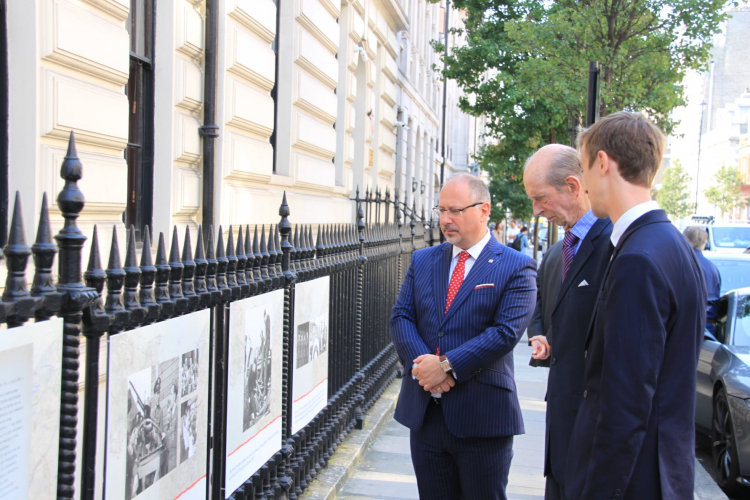 Książę Kentu podczas otworcia wystawy poświęconej polskim lotnikom. Źródło: FB/Polish Embassy UK