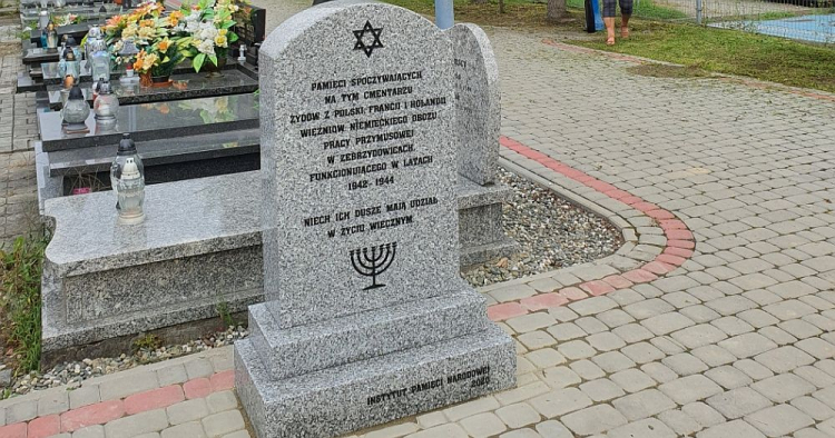 Symboliczny nagrobek na cmentarzu parafialnym poświęcony Żydom z Polski, Francji i Holandii – więźniom niemieckiego obozu pracy przymusowej w Zebrzydowicach. Źródło: IPN
