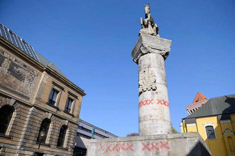 Zdewastowany pomnik 15. Pułku Ułanów Poznańskich w centrum Poznania. 25.10.2020. Fot. PAP/J. Kaczmarczyk