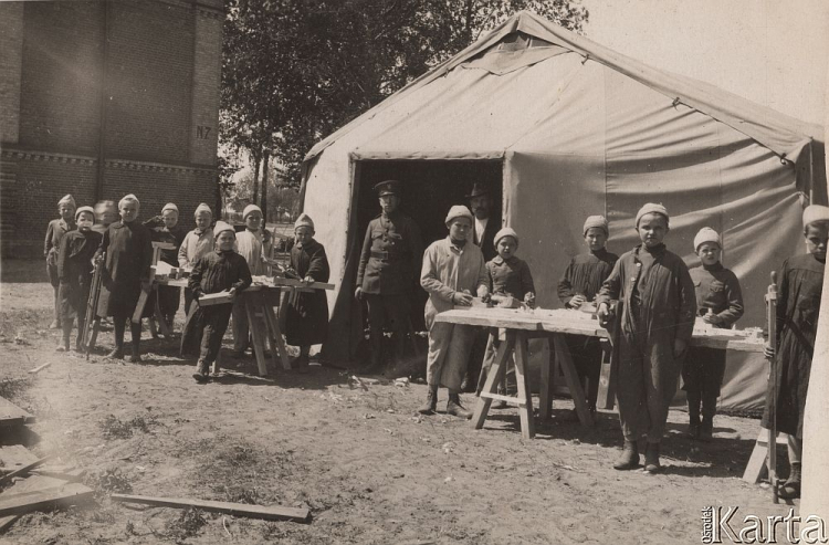 1920 r. Ochronka zorganizowana przez Amerykańską Misję Pomocy. Źródło: Zakład „Fotografia W. Szapiro”/Ośrodek KARTA