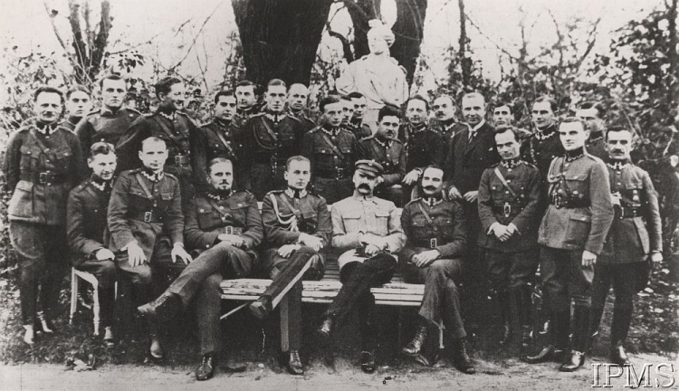 Warszawa, październik 1920. Naczelnik Państwa Józef Piłsudski w otoczeniu oficerów adiutantury generalnej w ogrodzie belwederskim. Źródło: Instytut Polski i Muzeum im. Gen. Sikorskiego w Londynie/Ośrodek KARTA