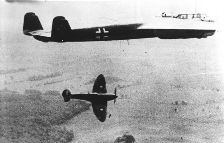 Październik 1940 r. Atak Spitfire z RAF na formację Dornierów podczas Bitwy o Anglię. Źródło: Wikipedia Commons