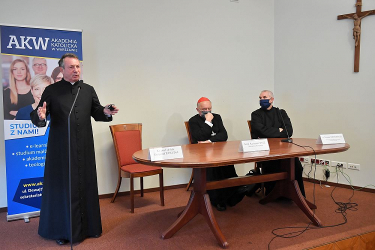 Metropolita warszawski, wielki kanclerz uczelni kard. Kazimierz Nycz (C), przełożony Prowincji Wielkopolsko-Mazowieckiej Towarzystwa Jezusowego ks. Tomasz Ortmann SJ (P) oraz rektor nowej uczelni ks. prof. Krzysztof Pawlina (L) podczas konferencji prasowej w Domu Arcybiskupów Warszawskich w Warszawie nt. Akademii Katolickiej w Warszawie. Fot. PAP/R. Pietruszka