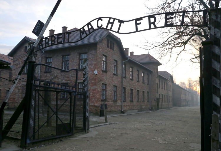 Oświęcim, 27.01.2020. Brama byłego obozu Auschwitz II-Birkenau. Fot. PAP/A. Grygiel